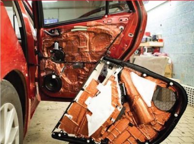 Stratul 4 insonorizant vibro fata de plastic a usii pe interior