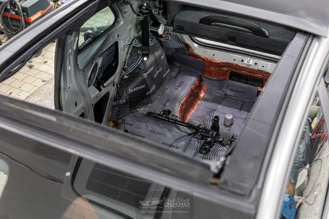 Aplicare fonoizolant stratul 2 portbagaj auto