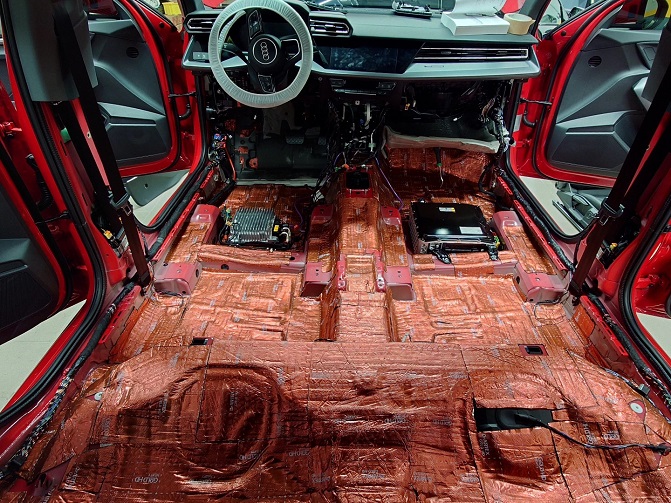 Aplicare reală strat vibro podea auto