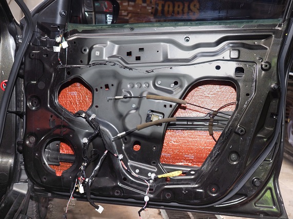 Aplicare reală a stratului vibro pe tabla exterioară